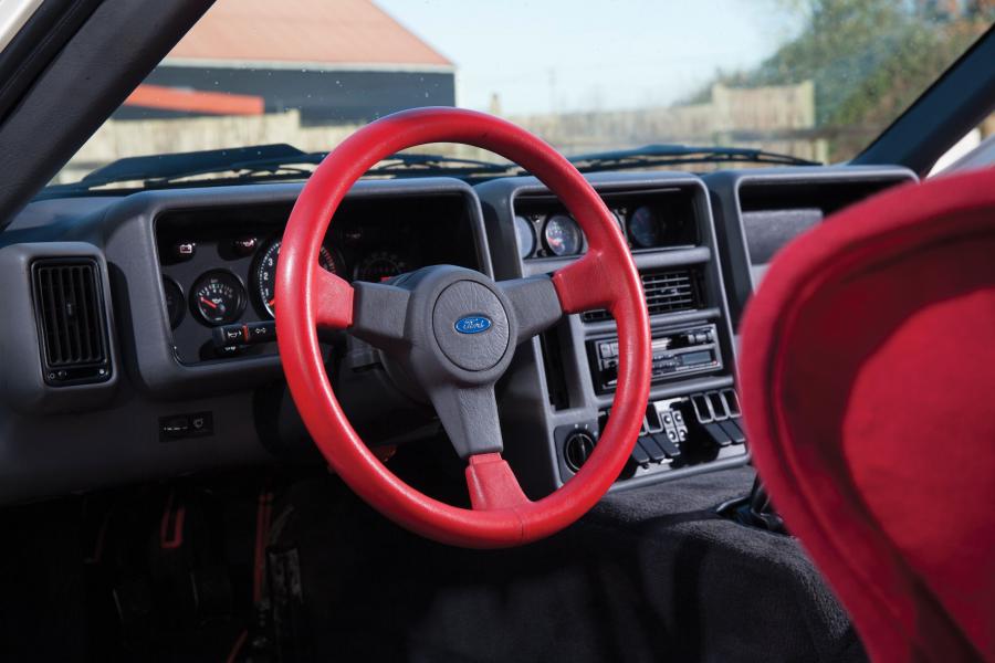 Интерьер Ford RS200 Evolution 1984 года  (фото 28 из 45)